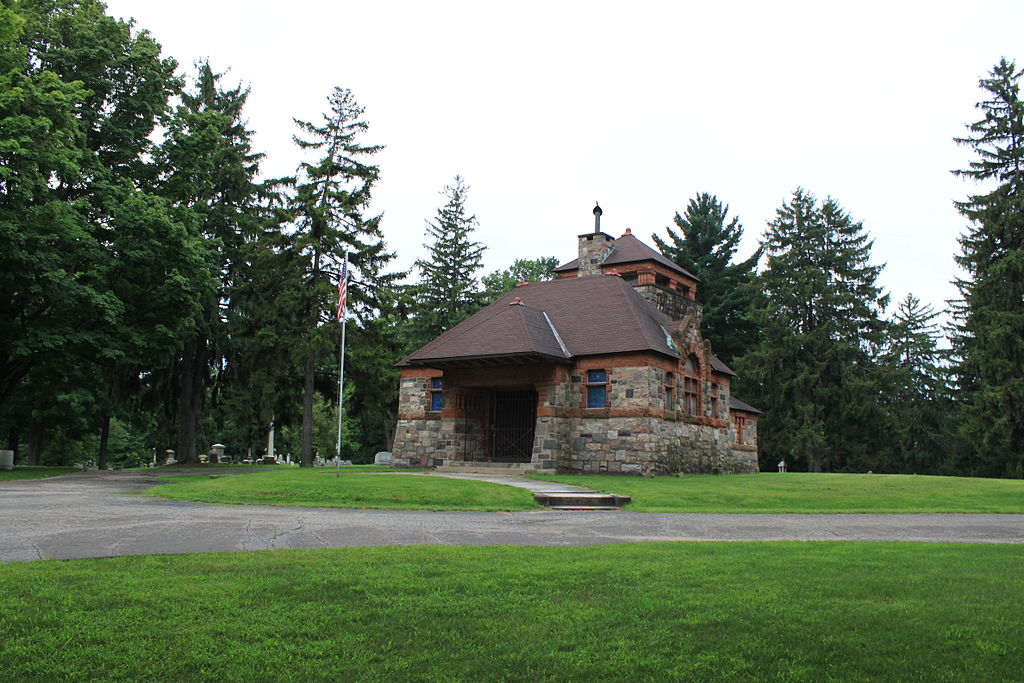 1024px-Highland_cemetery_starkweather_chapel