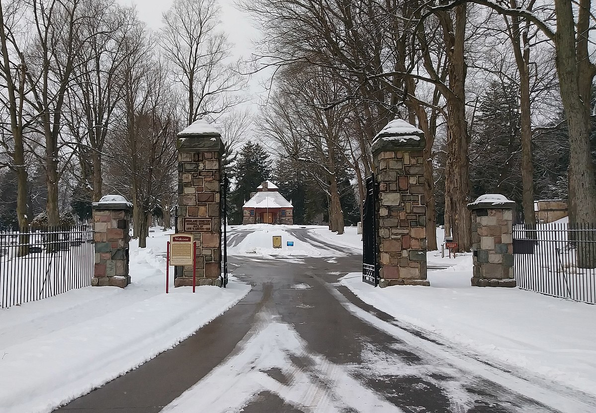 1199px-Highland_Cemetery_1